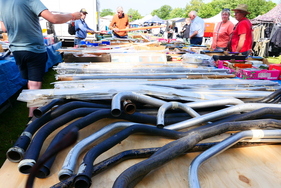 Jede Menge NOS-Teile bei diesem holländischen Anbieter. – Bockhorner Oldtimermarkt 2025