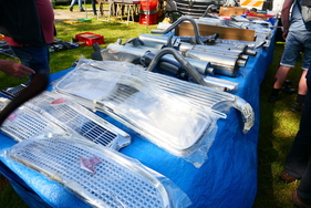 Jede Menge NOS-Teile bei diesem holländischen Anbieter. – Bockhorner Oldtimermarkt 2025