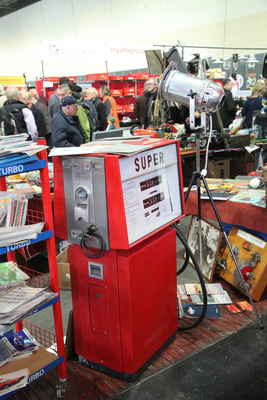 Jedem seine eigene Tankstelle? Kein Problem im Teilemarkt - Bremen Classic Motorshow 2019