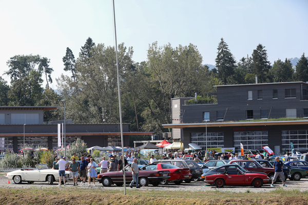 Jeder Parkplatz wurde genutzt, um die über 1000 Autos unterzubringen - Lägern Classic 2024