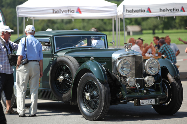 Jedes Auto kann zu Diskussionen anregen, auch dieser Vorkriegs-Bentley - British Car Meeting BCM in Mollis 2019
