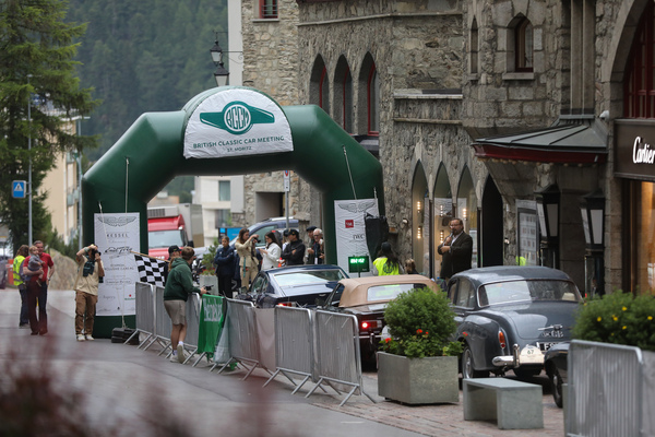 Jedes startende Fahrzeug wird vom Speaker eingeführt, dann geht die Reise los - 31. British Classic Car Meeting St. Moritz 2025