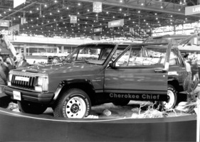 Jeep Cherokee Chief - neuer, "kleiner" Geländewagen von AMC, voraussichtlich erst ab 1985 in der Schweiz lieferbar - Motor 2,8-Liter V6-Benziner oder 2,1-Liter-Diesel - am Genfer Automobilsalon 1984