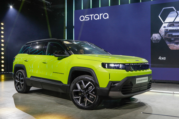 Jeep Compass (2025) - mit typischen Jeep-Kennzeichen - auf der "Media Stage" der 38. Auto Zürich 2025