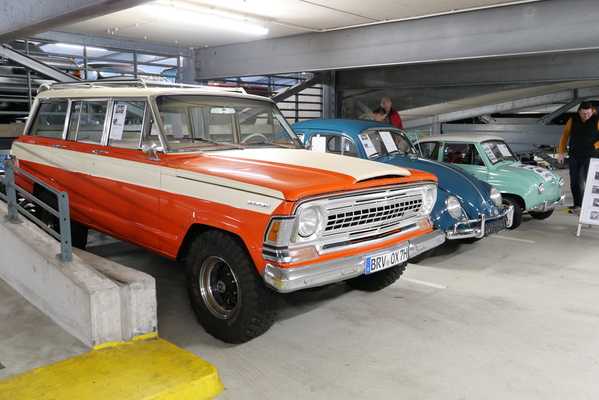 Jeep Wagoneer von 1978 mit TÜV bis November 2026, angeboten für 31'313 Euro; daneben ein 1966er Käfer, TÜV neu, für 12'900 Euro und ein Goggomobil 250 TL von 1967, seit 43 Jahren in 3. Hand, für 4900 Euro – Bremen Classic Motorshow 2025