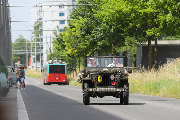 Jeep mit Namen "Jasmine" im Anmarsch - Old Wheels Biel-Bienne 2025