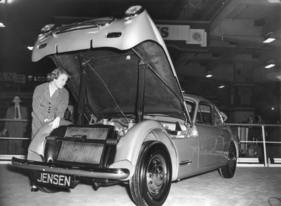 Jensen 541 (1954) - Präsentation mit Kunststoff-Karrosserie an der London Motor Show 1954