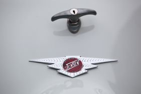 Jensen 541 (1956) - Markenzeichen auf dem Kofferraumdeckel