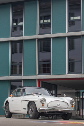 Jensen 541 (1956) - elegantes Coupé mit ungewöhnlicher Lösung für die Kühleröffnung (1956)