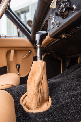 Jensen 541 (1956) - kurze Schaltwege, vor allem zwischen den Ebenen 1 und 2