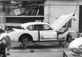 Jensen 541 (1957) - alle Karosserieteile bestehen aus Kunststoff, ausser die Türen, die aus Aluminium sind