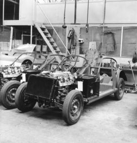 Jensen 541 (1957) - auf Chassis und Karosseriegerippe wurde die dreiteilige Kunststoff-Karrosserie montiert