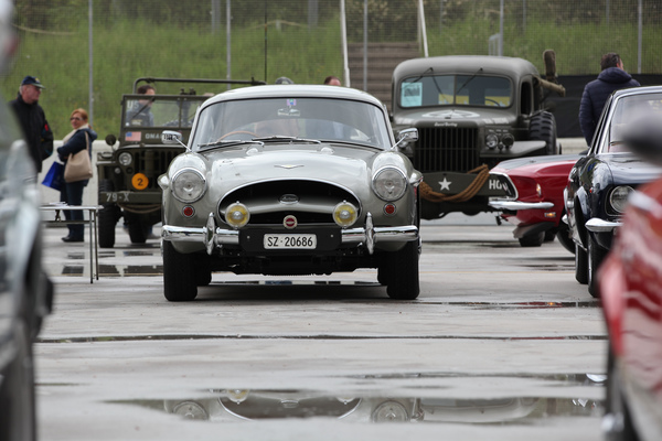 Bild: Jensen 541 mit Kunststoffkarosserie - Dolder Classics vom 15. Mai 2016