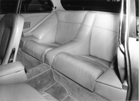 Jensen C-V8 (1962) - Interieur und Rückbank, aufgenommen an der Earls Cort Motor Show in London im Jahr 1962