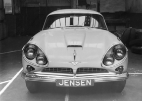 Jensen C-V8 (1962) - Vorderansicht mti den charakteristischen Scheinwerfern