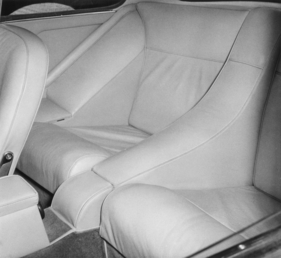 Jensen C-V8 (1964) - Rückbank des GT-Sportwagens, aufgenommen am Genfer Autosalon 1964