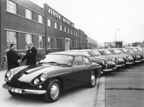 Jensen C-V8 (1964) - Übergabe des ersten Fahrzeugs durch Alan Jensen an Peter Monteverdi (1964)