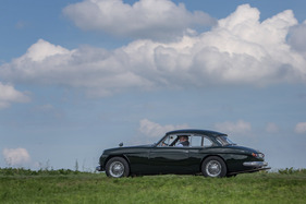 Jensen C-V8 (1964) - der Aussenspiegel ist sportlich weit entfernt