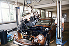 Jensen C-V8 (1964) - der Motor wird für die Restaurierung aus dem Rahmen gehoben