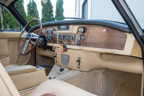 Jensen C-V8 (1964) - geschaltet wird bei der Automatik-Version am Lenkrad, daher ist kein Schalthebel auf der Mittelkonsole zu finden (1964)