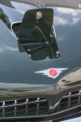 Jensen C-V8 (1964) - so öffnet man die Motorhaube - 2 - Klappe offen, es zeigt sich der Entriegelungshebel