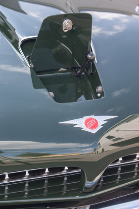 Jensen C-V8 (1964) - so öffnet man die Motorhaube - 3 - entriegeln