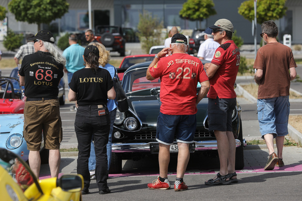 Jensen C-V8 (1964) - wird bestaunt - Fantastic Plastic Rickenbach 2023