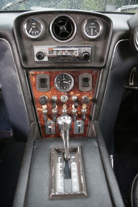 Jensen FF (1969) - Mittelkonsole mit imposanter Uhren- und Schaltersammlung