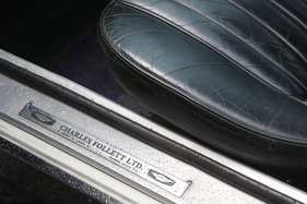 Jensen FF (1969) - der Händler hinterliess seinen Schriftzug auf der Türschwelle