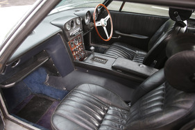 Jensen FF (1969) - der Sitzplatz auf der linken Seite wurde durch die Mechanik deutlich eingeschränkt