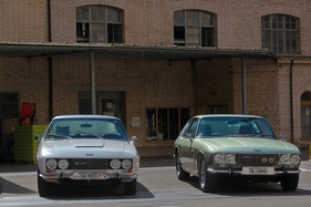 Jensen FF (1969) - links, mit Allradantrieb und Antiblockiersystem, rechts der normale Interceptor - V8- und I6-Hybrid-Treffen Kemptthal 2020