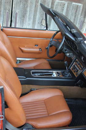 Jensen-Healey (1974) - der Mk2 hatte eine modifizierte Mittelkonsole und zusätzliche Holzapplikationen