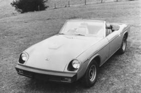 Jensen-Healey (1975) - ein Modell der zweiten Serie (Mk 2), erkennbar unter anderem an den Zierstreifen Jensen-Healey (1975) - ein Modell der zweiten Serie (Mk 2), erkennbar unter anderem an den Zierstreifen