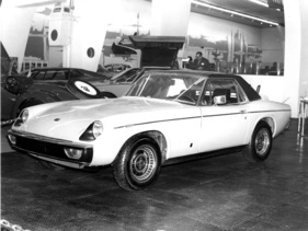 Jensen Healey - vor zwei Jahren in Genf debütiert, hier mit Hardtop gezeigt - am Genfer Automobilsalon 1974