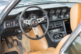 Jensen Interceptor II (1970) - Blick ins umfangreich ausgestattete Cockpit