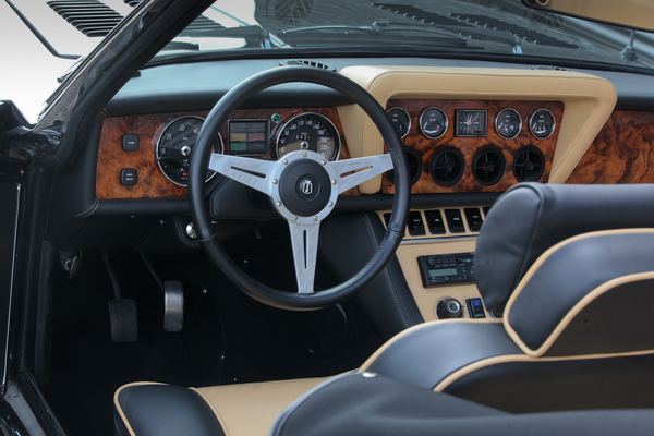 Jensen Interceptor III Convertible (1974) - das Moto-Lita-Lenkrad wurde nachgerüstet