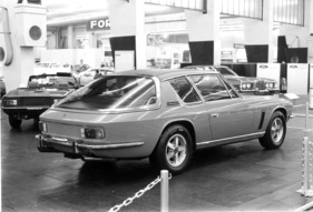 Jensen Interceptor III - das Coupé erschien bereits 1968, die Verglasung hinten lässt sich hochklappen - am Genfer Automobilsalon 1974