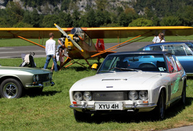 Jensen Interceptor am British Car Meeting 2011 in Mollis - drei Interceptor vor älteren Flugzeug (1970)