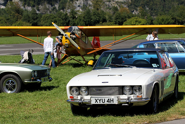 Jensen Interceptor am British Car Meeting 2011 in Mollis - drei Interceptor vor älteren Flugzeug