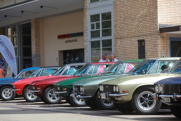 Bild: Jensen Interceptor verschiedener Jahrgänge und Ausführungen in Reih' und Glied - V8- und I6-Hybrid-Treffen Kemptthal 2020