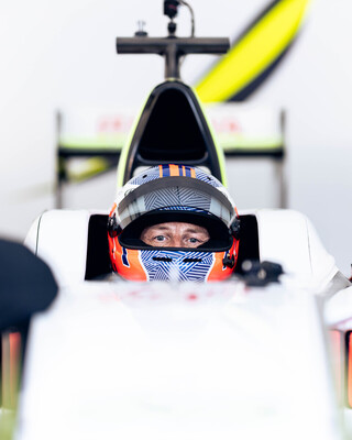 Jenson Button am Lenkrad seines WM-Siegerautos 2009 - 83. Goodwood Members' Meeting 2026