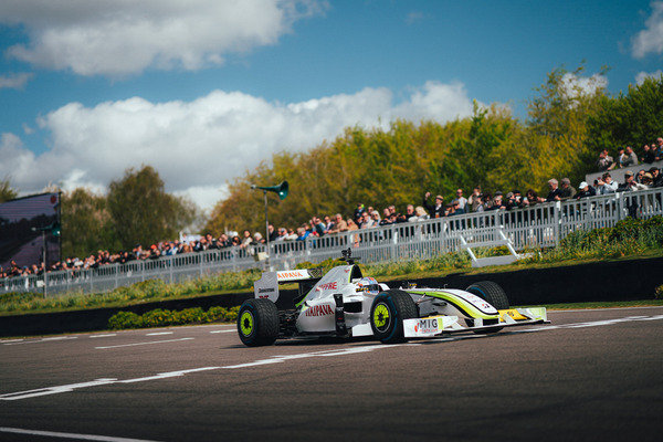 Bild: Jenson Button am Lenkrad seines WM-Siegerautos 2009 - 83. Goodwood Members' Meeting 2026