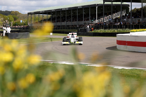 Bild: Jenson Button am Lenkrad seines WM-Siegerautos Brawn BGP 001 aus dem Jahr 2009 - 83. Goodwood Members' Meeting 2026