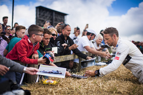 Jenson Button gibt Autogramme - Goodwood Festival of Speed 2016 Jenson Button gibt Autogramme - Goodwood Festival of Speed 2016