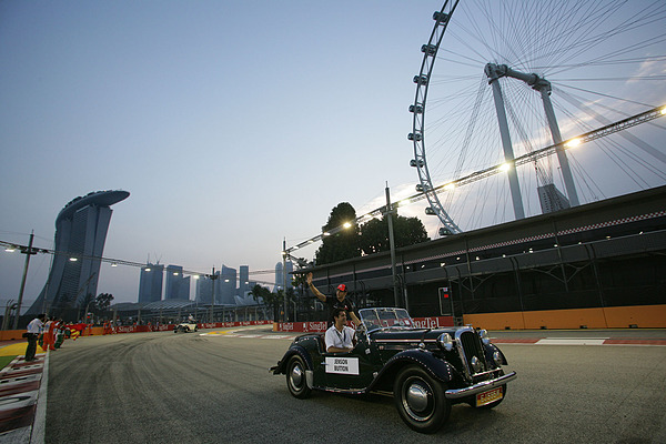 ... Jenson Button im schnittigen Engländer, ...
