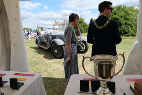 Jetzt fehlen nur noch die Trophäen. Der Bürgermeister ist bereit, die Pokale und Medaillen zu überreichen