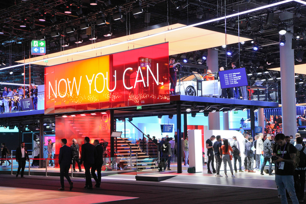 Jetzt können wir also. Na ja, bis die Kunden den ID.3 in die Garage stellen können, dauert es noch ein bisschen ... - IAA Frankfurt 2019