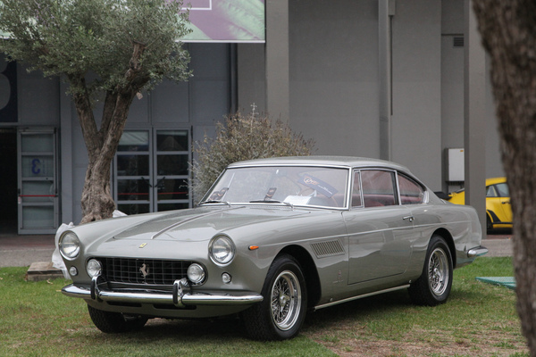 Jetzt könnte man den Ferrari 250 GTE 2+2 in Ruhe anschauen - Auto e Moto d'Epoca Padua 2021