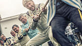 Jetzt müssen die Männer ran beim Seilziehen - Goodwood Members Meeting 2016
