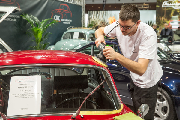Jetzt noch polieren und dann gut! - Retro Classics Stuttgart 2020